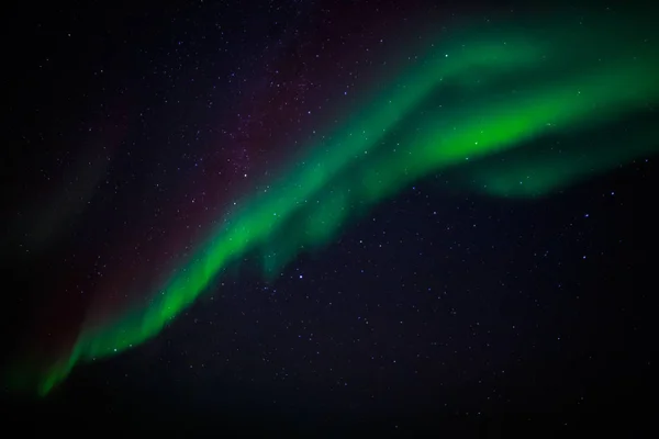 Зеленое северное сияние и звездное небо над городом Нуук, Гринл — стоковое фото