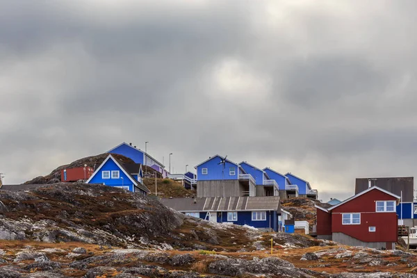 Coloridas cabañas escondidas entre las piedras en el suburbio de Nuuk —  Fotos de Stock