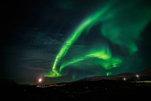 Északi fények és a növekvő Hold, közeli város nuuk, Grönland — Stock Fotó