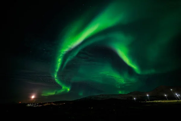 Northern lights and the rising Moon nearby Nuuk city, Groenlândia — Fotografia de Stock