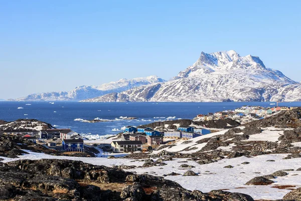 Nuuk stad voorstad kleurrijke landschap, Sermitsiaq berg in de — Stockfoto