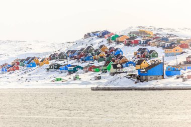 Aasiaat şehir, N deniz sahilinde tepe üzerinde renkli Eskimo evleri