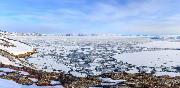 Eisfelder und treibende Eisberge am ilulissat-Fjord, nördlich von — Stockfoto