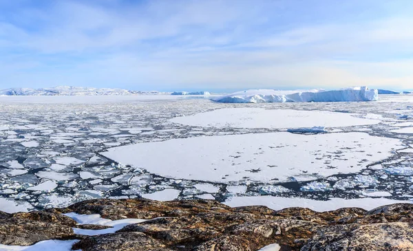 Χωράφια πάγο και σταθεροποιημένα ή επιπλέοντα παγόβουνα στο φιόρδ του παγετώνας και Φιόρδ Ιλούλισσατ, Βόρεια G — Φωτογραφία Αρχείου