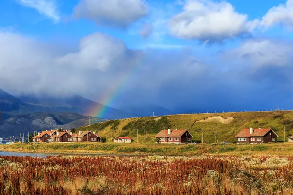 Arco-íris sobre a aldeia com montanhas no fundo, Ushuaia , — Fotografia de Stock