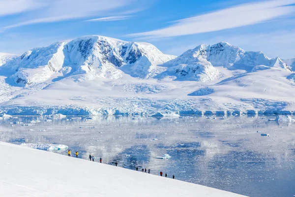 Skupina lidí, zdolávání zasněžených hor, Neco bay, Antarktida — Stock fotografie