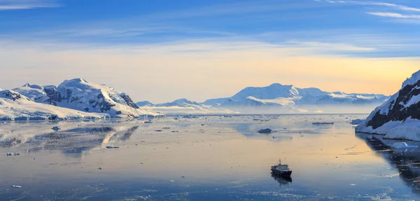 Neco záliv obklopený ledovci a výletní loď unášená slowl — Stock fotografie