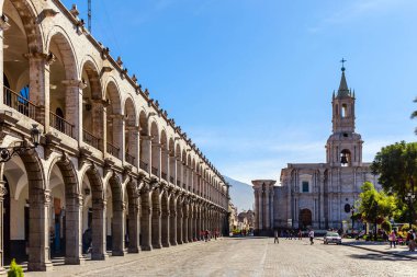 Katolik Katedrali, Arequipa Merkez Meydanı ile uzun arcade,