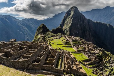 Panoramik yukarıdan eski İnka harabelerini ve Wayna Picchu, 