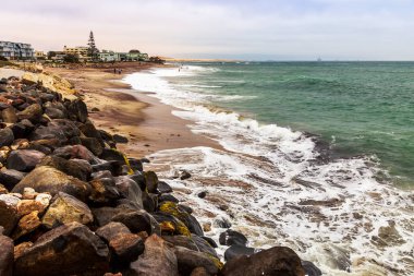 Dalgalar, taşlar ve kıyı şeridi Swakopmund Alman için sömürge