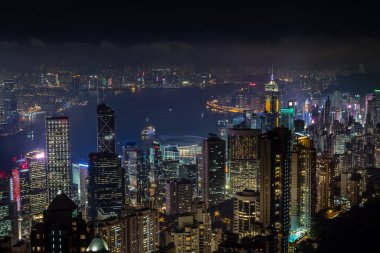 Victoria peak hava gece görünümünden Kowloon Körfezi ve skyscrap
