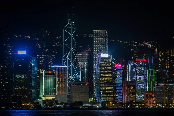 Vista nocturna del Distrito Central de Negocios de Hong Kong iluminada sk — Foto de Stock