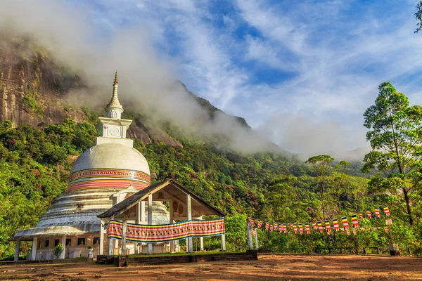 Buddist stupa Adam's Peak, Sri Lanka en tepeye yolda