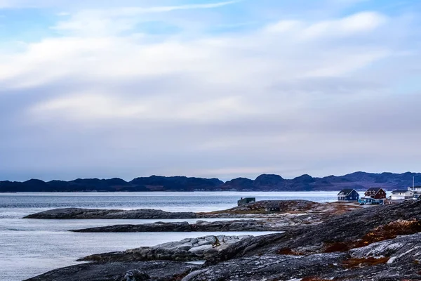 Arctic fjord panorama with houses at the stony tundra shore in a — Stock Photo, Image