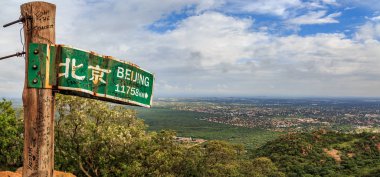 Gaborone city, Botswana yakınındaki tepede Pekin'e tabelasını