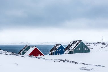 Viski bir banliyösünde Arctic arasında dört renkli Eskimo evleri 