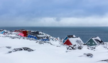 Renkli Eskimo evleri ve sokakları arasında bir banliyösünde taşlar 