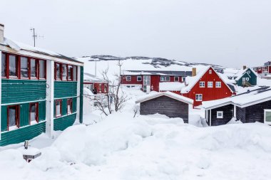 Grönland dili Inuit arasında kaplı kar arct bir banliyösünde evler.