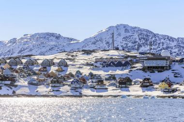 Renkli satırlarının fiyort kar dağ boyunca Eskimo evleri