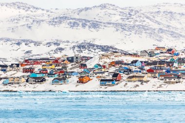Kutup şehir panorama kayalık hil üzerinde renkli Inuit evleriyle