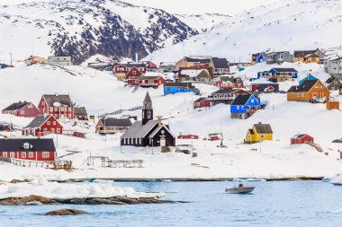 Kayalık tepe üzerinde renkli Inuit ile kutup yerleşim evler 
