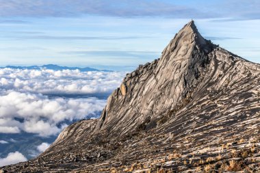 Tepe Mount Kinabalu ve bulutların altında sabah saatlerinde, Ko