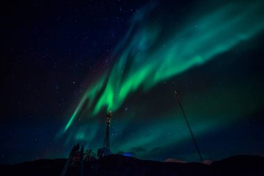 Aurora Borealis yeşil dalgaların yıldız Dağı üzerinde parlayan ile