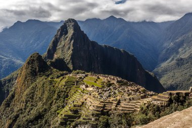 Eski İnka harabelerini ve Wayna Picchu m üstten panoramik görünüm