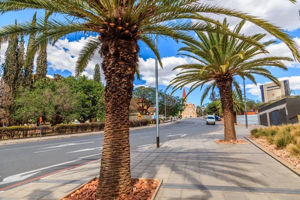 Palmeras a lo largo del camino y la Iglesia Luterana de Cristo al final , —  Fotos de Stock