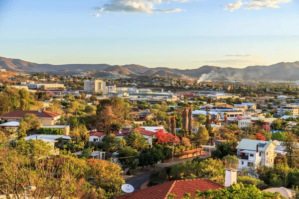 Windhoek şehir görünümü arka planda, Windhoe Dağları ile