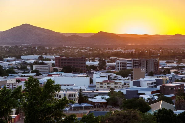 Zonsondergang over de stad van de Windhoek, Namibië — Stockfoto