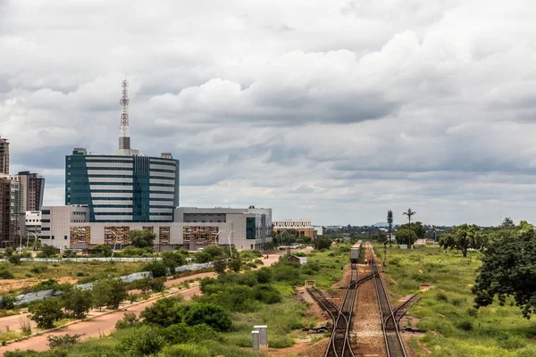 Spoorweg en zich snel ontwikkelende centrale zakenwijk, Gabor — Stockfoto