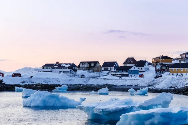 Nuuk stad oude haven zonsondergang met ijsbergen, Groenland — Stockfoto