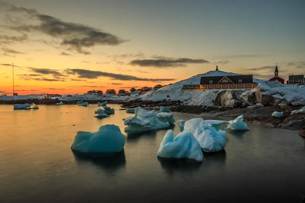 ヌーク市旧港サンセット ビュー氷山、グリーンランド — ストック写真