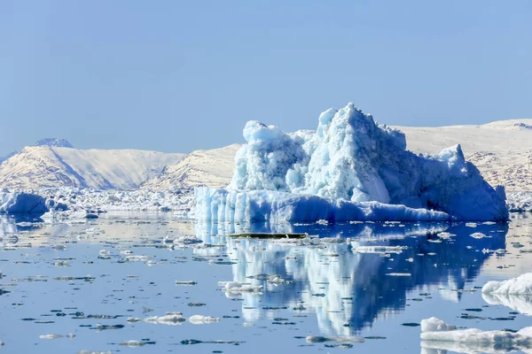 Enorme drifting ijsberg, uitzicht vanaf de oude haven in Nuuk stad, Greenl — Stockfoto