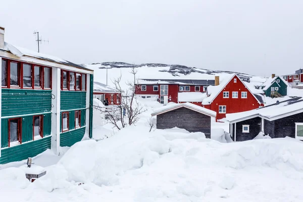 Grönland dili Inuit arasında kaplı kar arct bir banliyösünde evler.