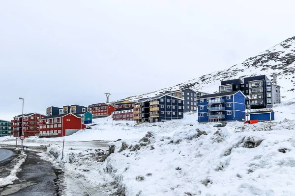 Calle de invierno y fila de coloridas casas inuit en la ladera de s — Foto de Stock