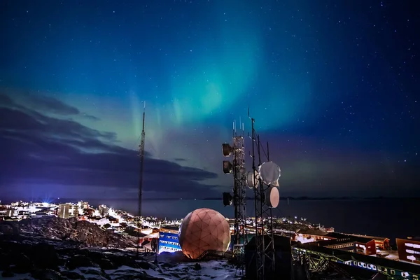 Polarlichter mit leuchtenden Sternen über dem Fjord und — Stockfoto