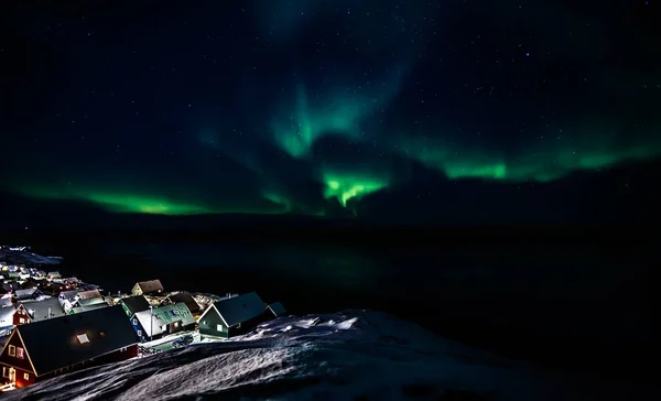 Verde resplandor de Aurora Boreal con estrellas brillantes sobre el fjo —  Fotos de Stock