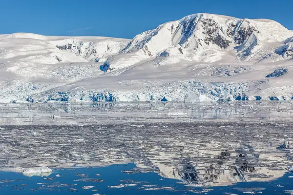 Mountain and the glacier reflected in the Antarctic waters of Ne — Stock Photo, Image