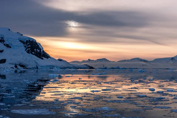 Tramonto polare arancione sulle montagne con ghiacciai e driftin — Foto Stock