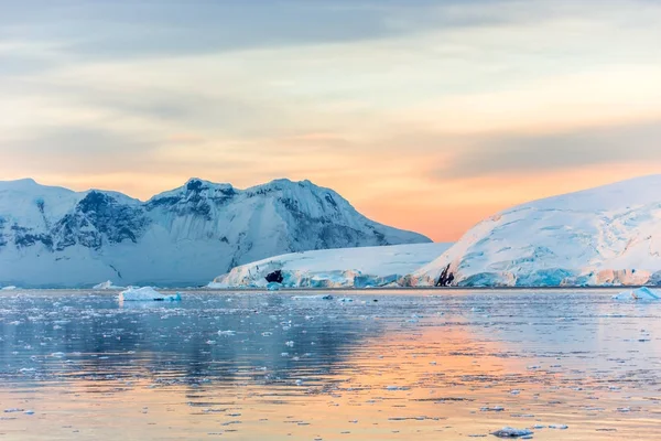 Puesta Sol Sobre Las Montañas Con Glaciares Témpanos Deriva — Foto de Stock