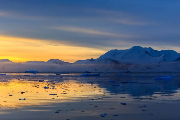 Puesta de sol sobre la idílica laguna con montañas y témpanos en la ba — Foto de Stock