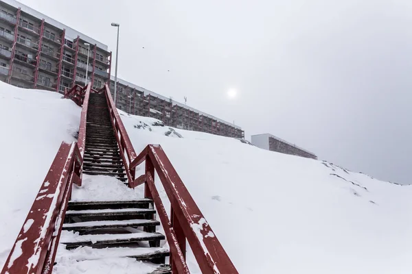 Escaleras a los bloques vivientes, después de fuertes nevadas Nuuk, Greenla — Foto de Stock