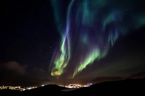 Brillos de auroras boreales con estrellas brillantes en el cielo sobre el —  Fotos de Stock