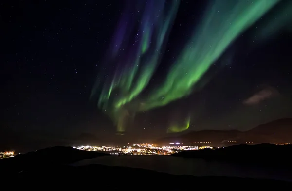 Aurora Borealis com estrelas brilhantes no céu sobre as montanhas — Fotografia de Stock