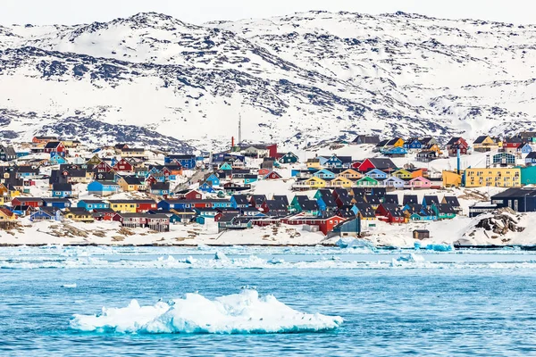 Arctic snow panoramę miasta z kolorowe domy Eskimosów na skale — Zdjęcie stockowe