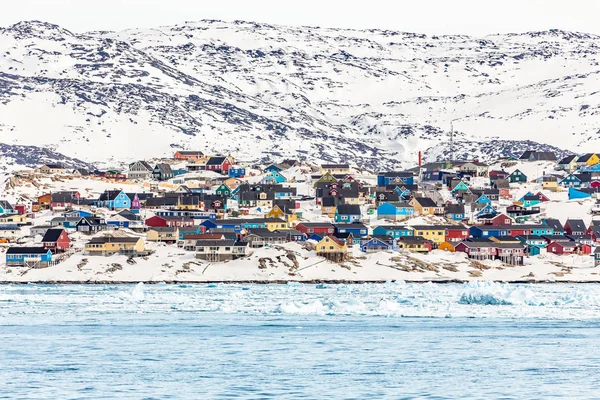 番目に立って、雪に覆われた岩の丘の生活住宅 — ストック写真