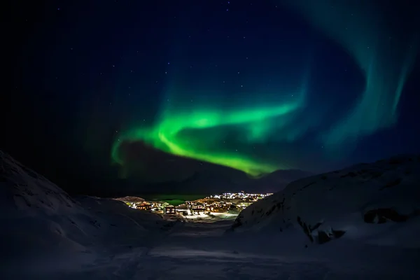 Luces verdes de Aurora Boreal con estrellas brillantes sobre el moun —  Fotos de Stock