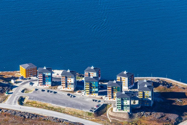 Flygfoto över Nuuk stad med moderna gator och byggnader på th — Stockfoto